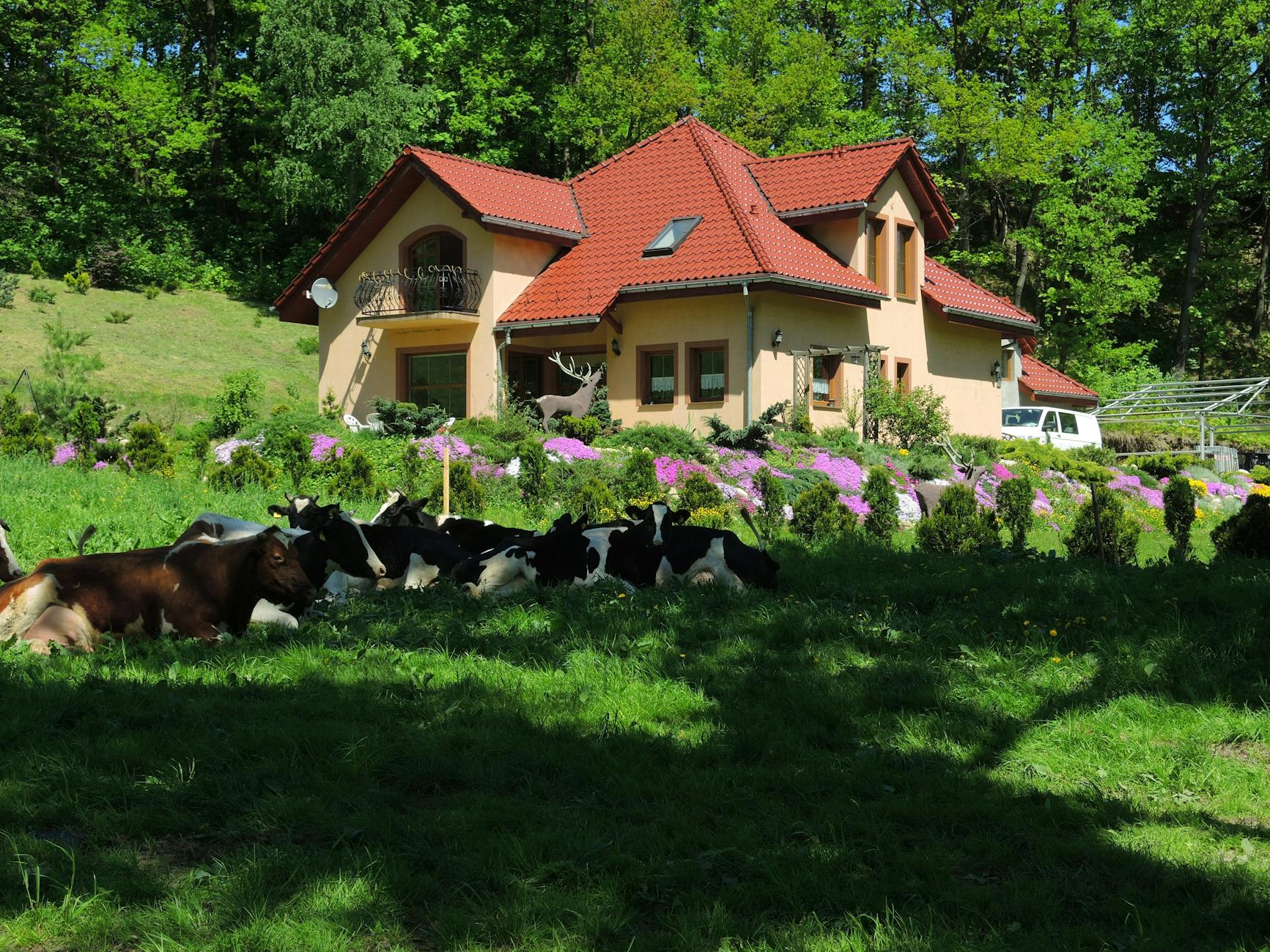Herb Gorlic na tle symbolizującym Fundusze Europejskie i rozwój miasta