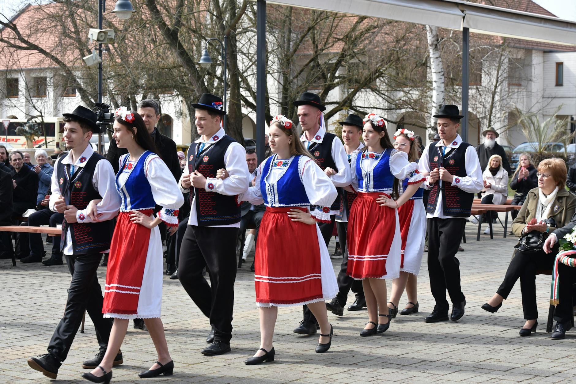 Plakat filmowy zapraszający do kina w Gorlicach na weekendowy repertuar